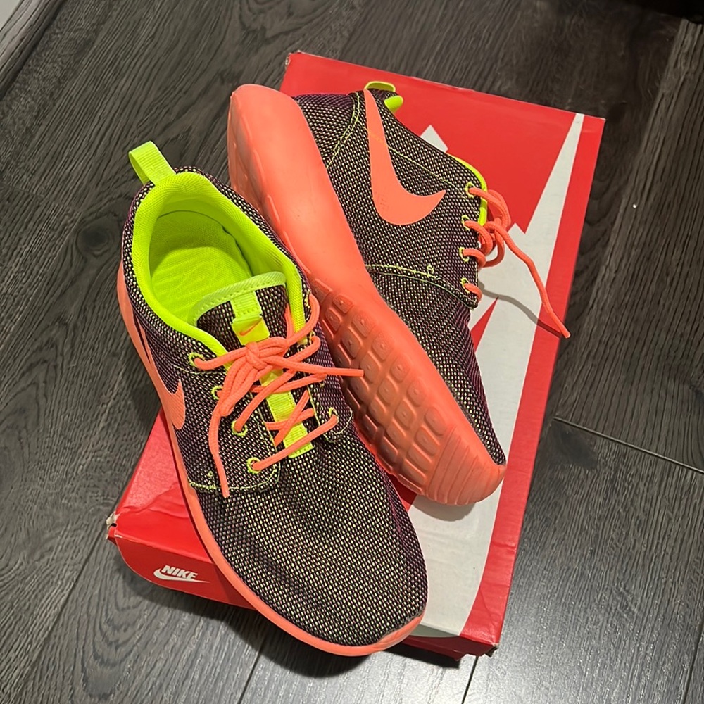 Women’s Nike rosherun shoes.